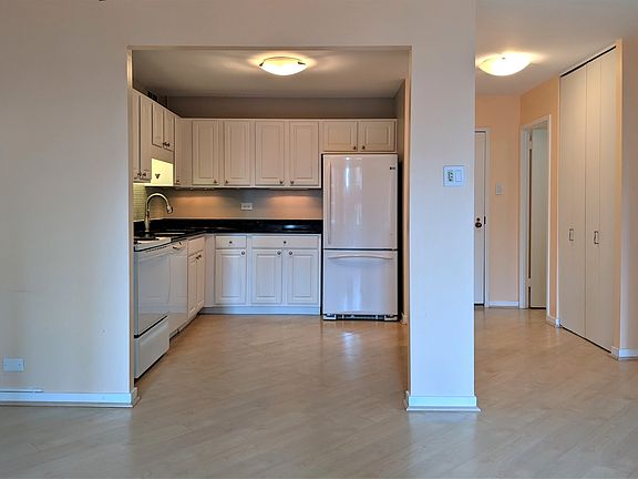 5th image of 211 E Ohio St APT 1213