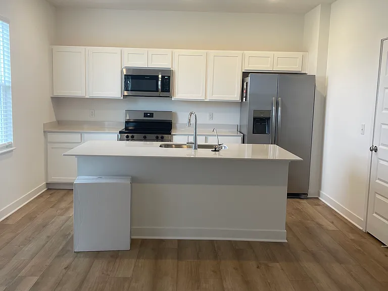 1717 Woods Edge Dr — Photo 4