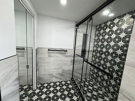 5th image of 513 Orchard St #513
