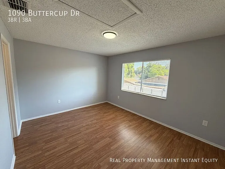 1090 Buttercup Dr — Photo 11