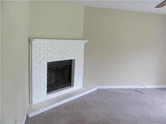 5th image of 261 Bedford Dr