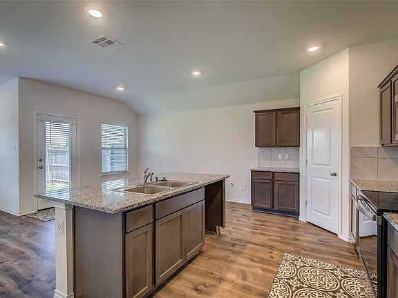 3rd image of 702 Saddle Oak Ln