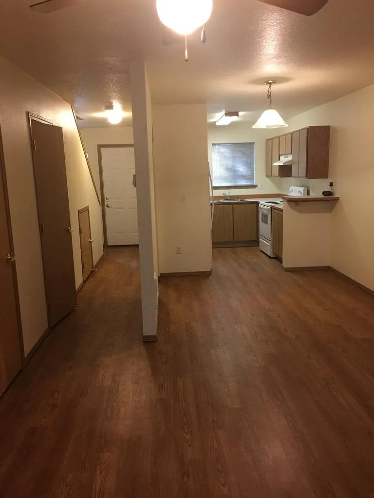 Lorence Court — Photo 4