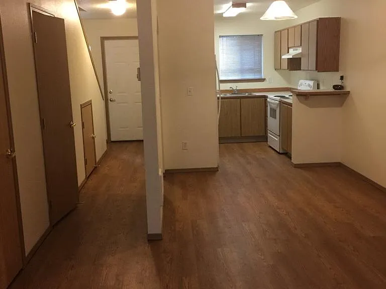 Lorence Court — Photo 4