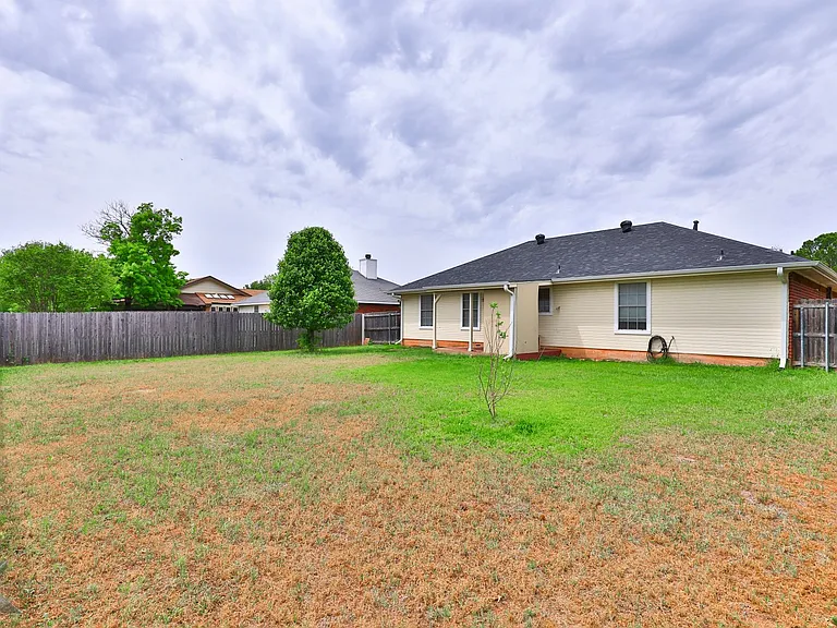 7825 Thompson Pkwy — Photo 32