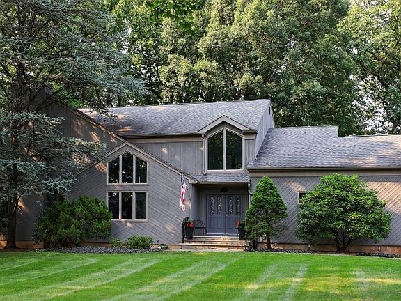 3rd image of 8 Cayuga Way