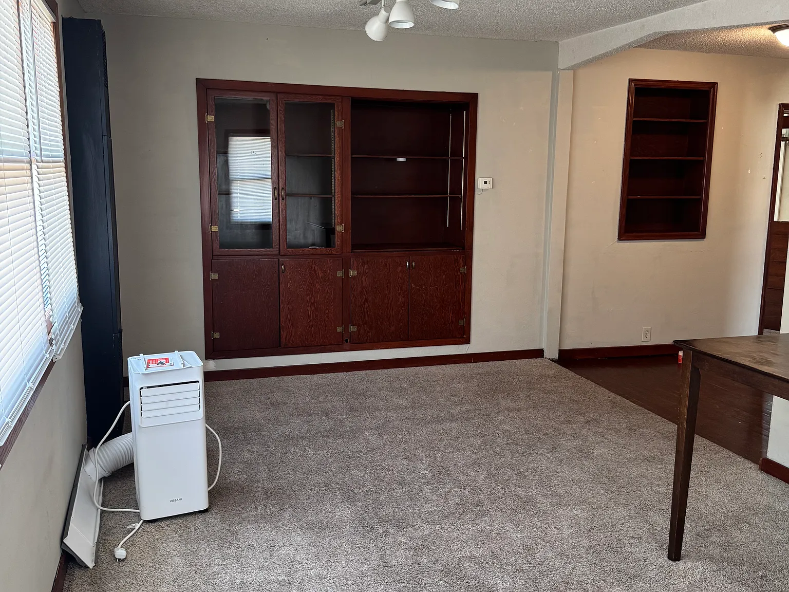 3 bed, 1000 sqft, $1,100 — Photo 3