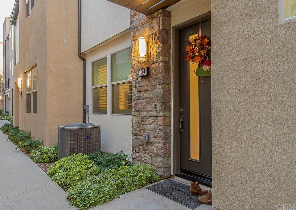 1st image of 19511 Astor Pl