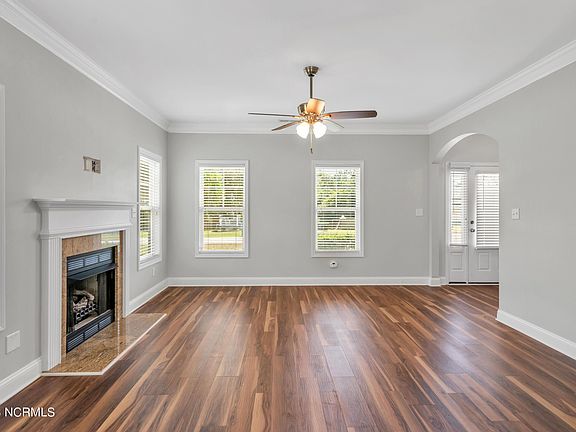 5th image of 404 Peppermint Dr