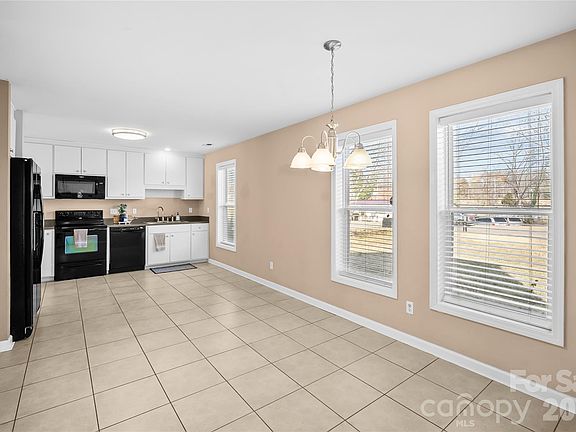 5th image of 608 1/2 W Concord St