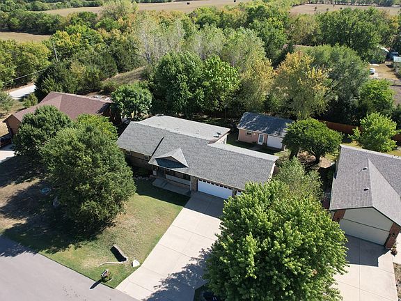 4th image of 835 S Highland Dr