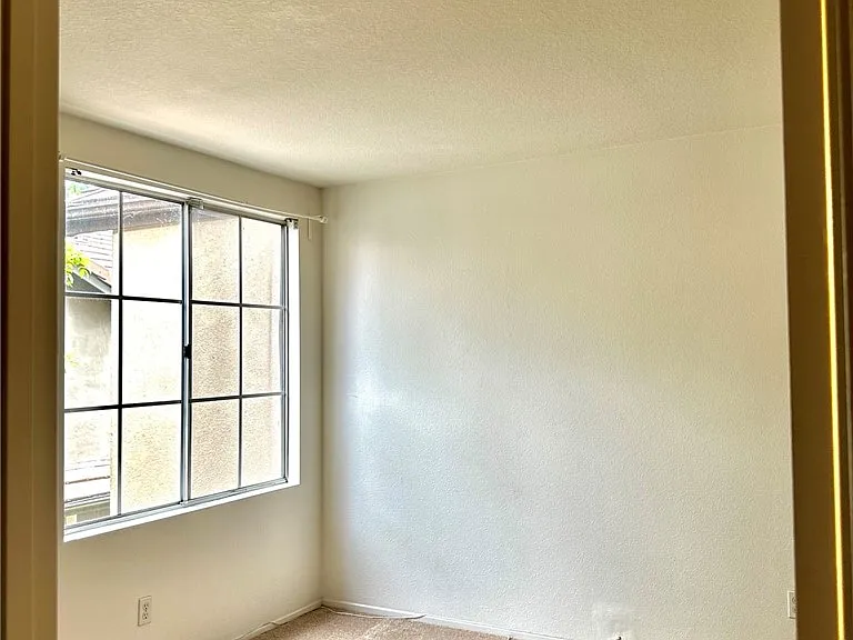 541 S Glenhurst Dr — Photo 15