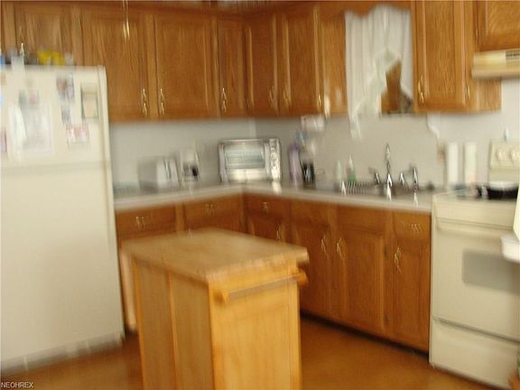 5th image of 875 Arch St