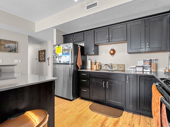 4th image of 221 E 5th St #208