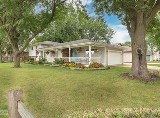 32 Meadows Dr, Sugar Grove, IL 60554