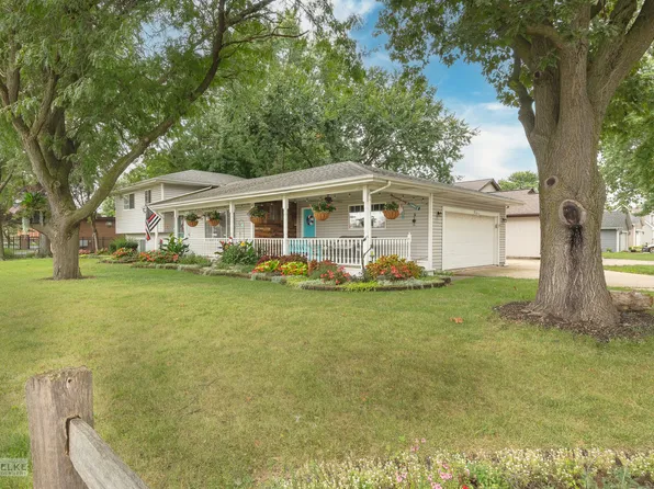 32 Meadows Dr, Sugar Grove, IL 60554