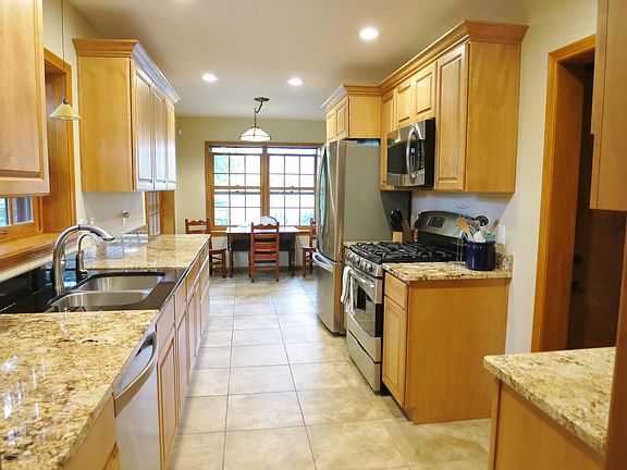 4th image of 1615 E Roseland Ave