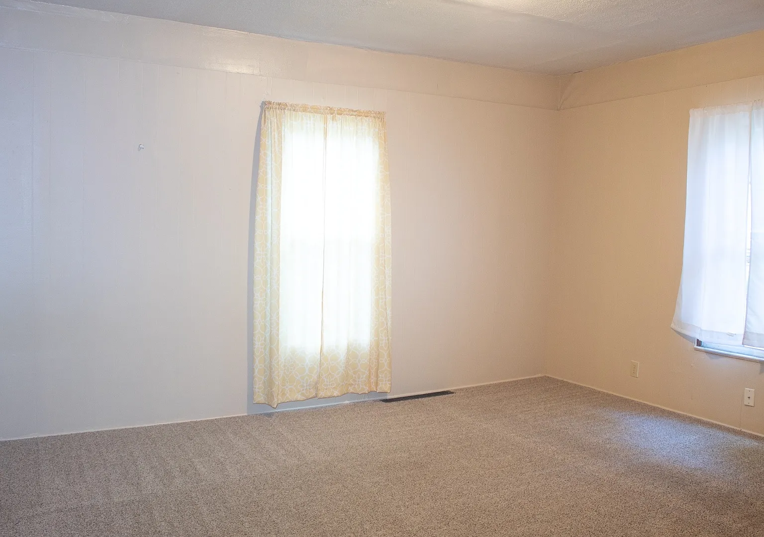 4 Bed, 1 Bath On Campus — Photo 2