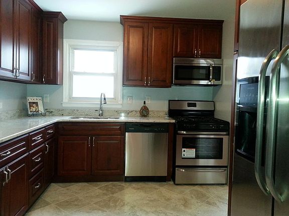 3rd image of 8 Wickford Ave