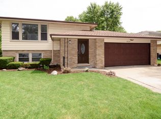 2018 Woodview Dr, Mount Prospect, IL 60056