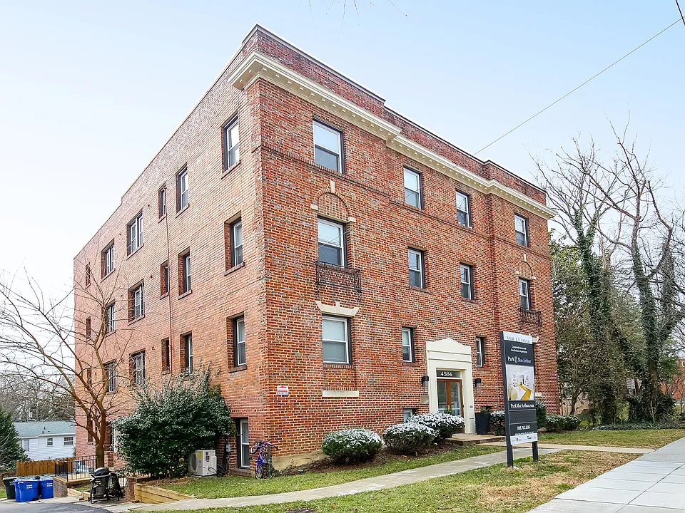 4564 Macarthur Blvd NW #201