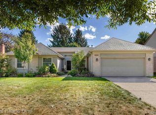 45205 Dunbarton Dr, Novi, MI 48375