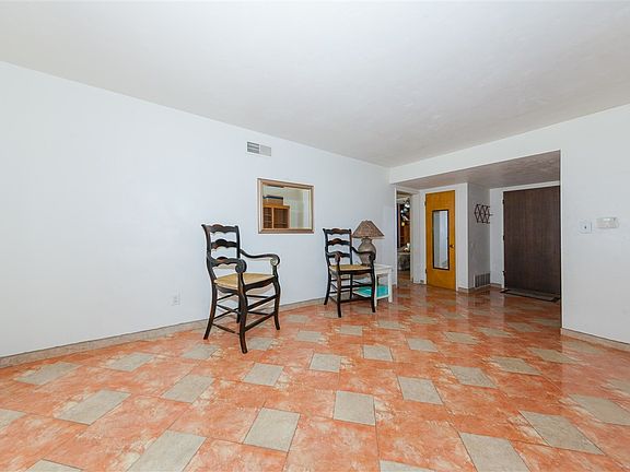 5th image of 501 Sandalwood Dr