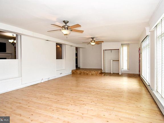 4th image of 301 Loureiro Ln