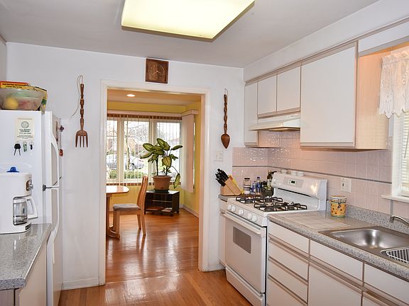 5th image of 9632 Johanna Ave