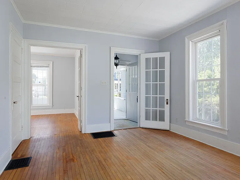 427 Flower Ave E — Photo 33