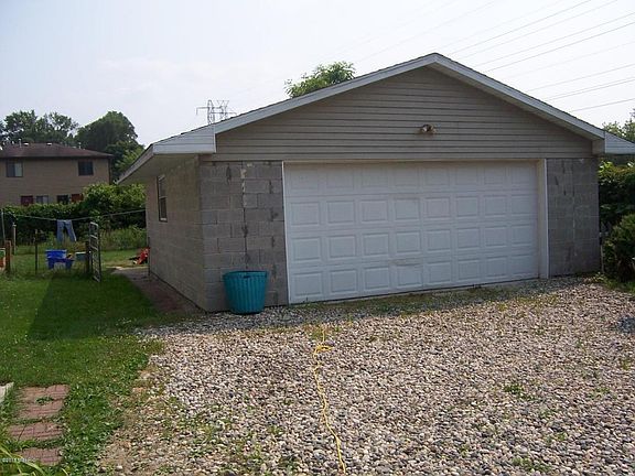 2nd image of 120 Hyacinth St SW