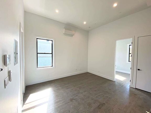 2nd image of 644 Lorimer St #303