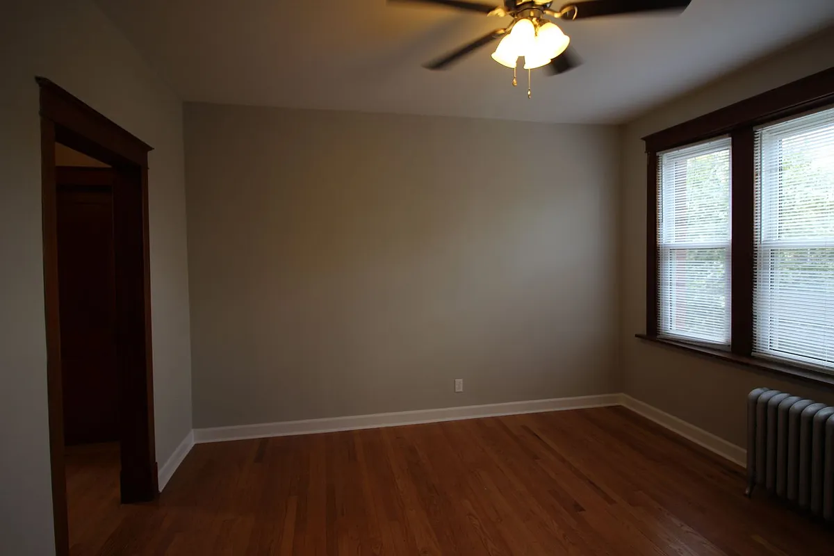 Building Photo - 3923-25 W Schubert Ave #2651-57