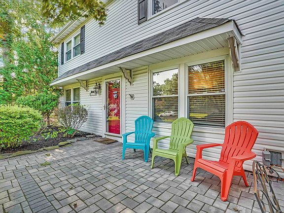 4th image of 165 Stowe St