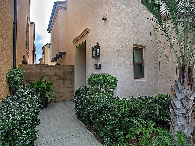 72 Painted Trellis — Photo 3