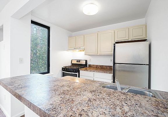 3rd image of 642 Concord Ave Floor 3