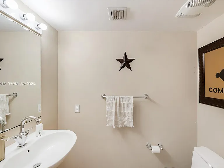 41 SE 5th St #1303 — Photo 8