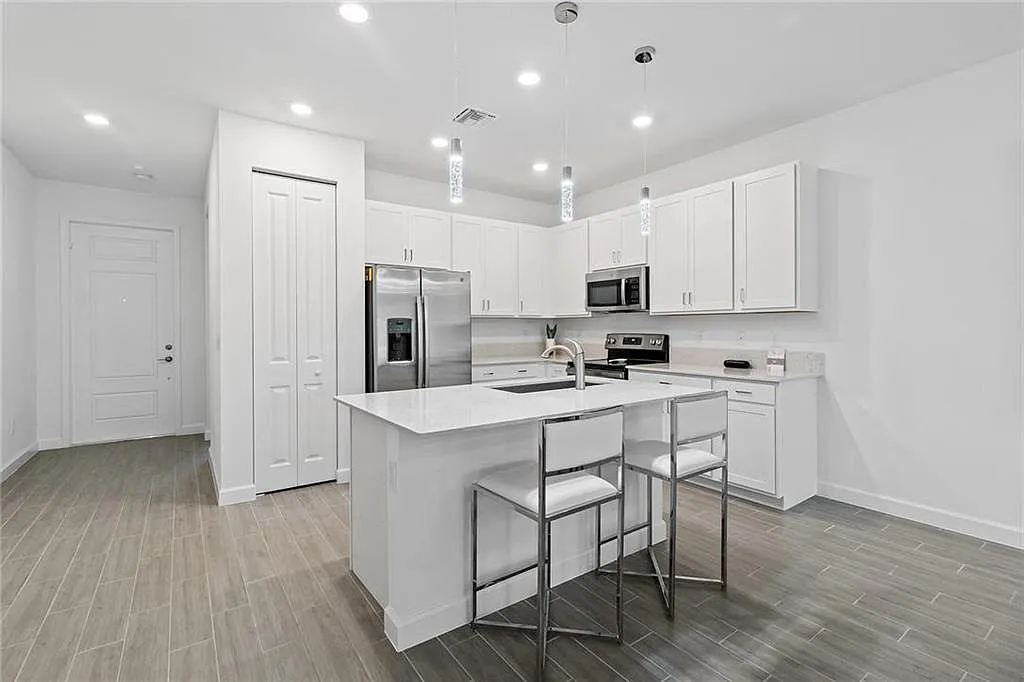 Building Photo - 14534 Highland Center Way