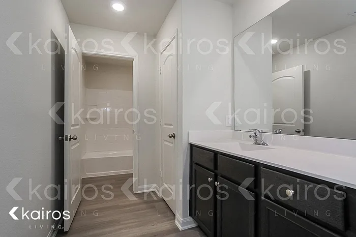 10631 Hillside Creek Dr — Photo 12
