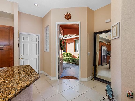 5th image of 55 SE Palermo Court #105