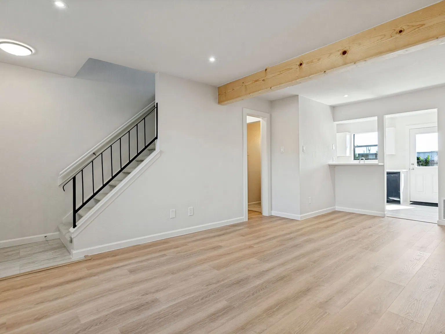 2 bed, 1.5 bath, 1040 sqft, $1,649 — Photo 4