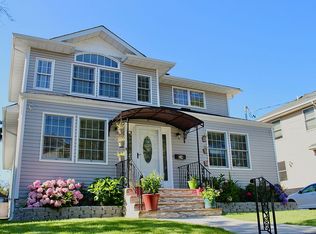 24 Quaker St, New Hyde Park, NY 11040