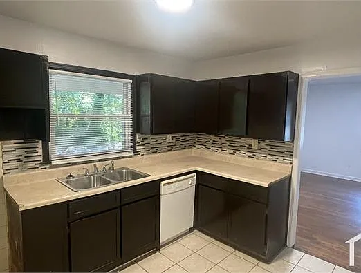 5 bed, 2000 sqft, $2,150 — Photo 3