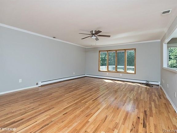 3rd image of 1035 Edgebrook Dr E