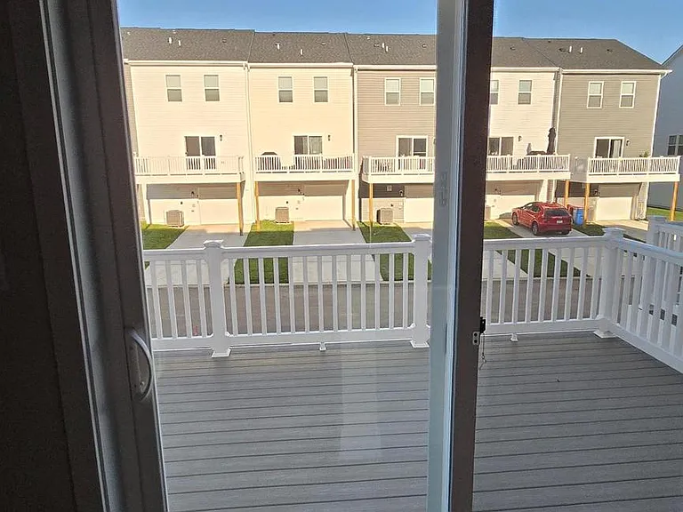 52 Aloma St — Photo 3