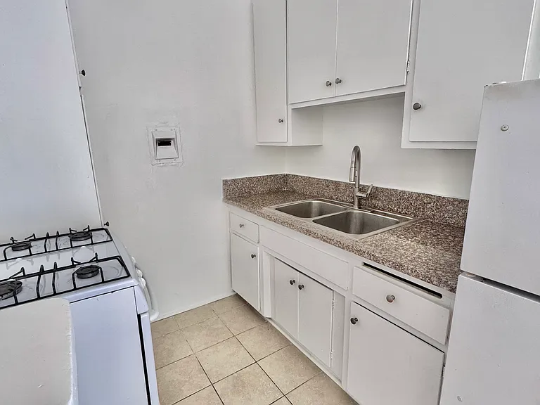 12767 Caswell Ave #8 — Photo 4