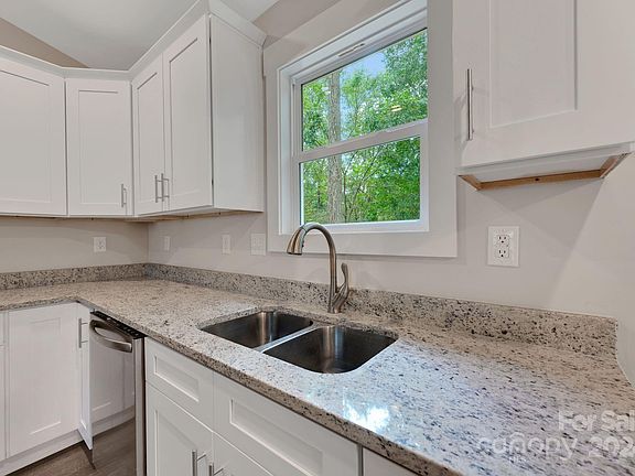 5th image of 2502 Maplewood Dr