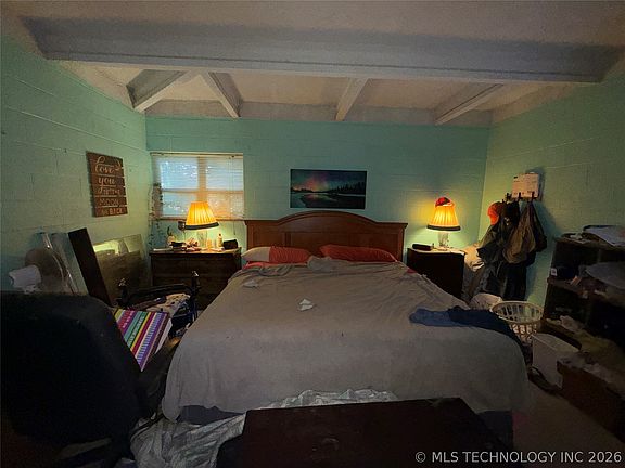 2nd image of 425 N Oakwood Rd