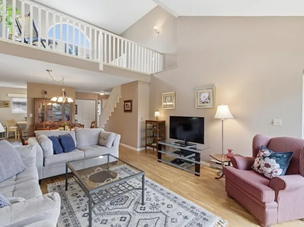 906 Roche Point Dr, North Vancouver, BC V7H 2T5