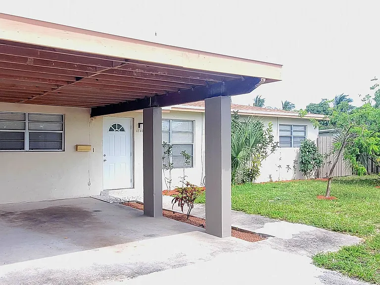 4140 NE 3rd Ave — Photo 1